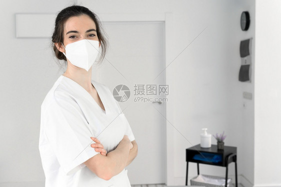 戴白色口罩的女医生形象图片