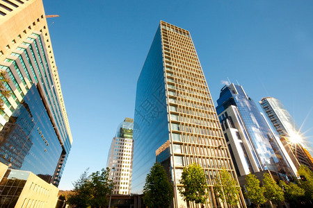 智利圣地亚哥LasCondes区现代建筑的天线智利圣地亚哥股票目的圣哈坦图片