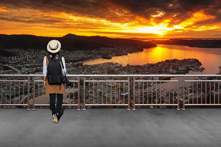 镜片探险家亚洲女游客她穿便衣日本式的文简单黑色背包和照相机透视冬季挪威亚裔女游客的景色外观冬天风景女孩图片