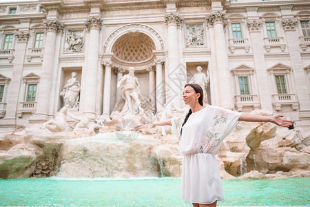 年轻女背景在她前往罗马旅行的Trevi不老泉意大利女孩享受她的欧洲度假期漂亮女士在意大利罗马旅行时寻找Trevi不老泉级联特雷维图片