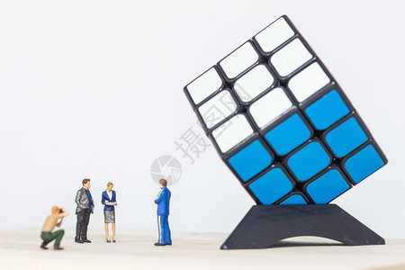 娱乐逻辑男摄影师拍了魔方赢家3x的立方体在白色背景上的照片一种图片