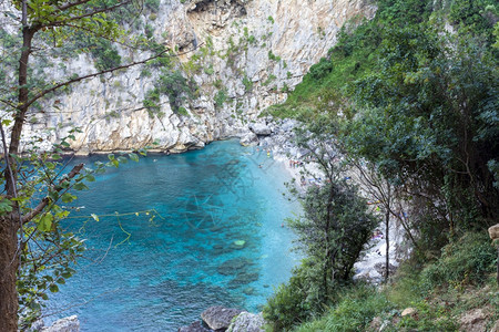 旅行在希腊皮立翁山地区名为rsquoFakistrarsquo的远程海滩在希腊皮立翁山名为的远程海滩多岩石的蓝色图片