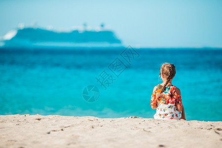 欧洲的街道女士米科诺斯岛欧洲城外的佩安镇小姑娘住在米科诺斯岛郊外的小姑娘图片