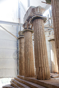 节省帝国伊壁鸠鲁在希腊巴萨瓦西斯大树冠保护下恢复的古代阿波罗神庙图片