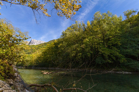 帕皮戈在希腊伊庇鲁斯Zagorochoria的Voidomatis河砍树品杜斯全景图片