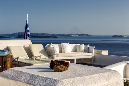 邀请爱琴海希腊圣托里尼卡尔德拉上方全景梯田日光浴床图片
