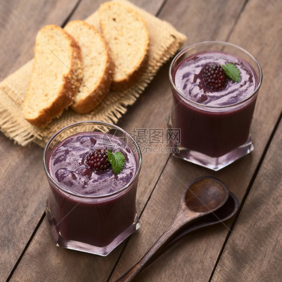 第一的木制厄瓜多尔传统浓密饮料叫ColadaMorada由煮紫玉米面粉和各种水果如草莓菠萝纳兰吉利亚葡萄巴哥黑莓等制作配有甘蔗糖图片