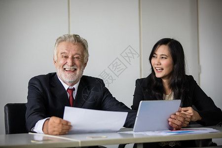 专业人士拥有商伙伴文件的人在会议上讨论和分享想法商业妇女为工作而欢乐地笑着参加工作女商人忙碌的职业图片