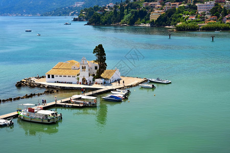 著名的景观阳光美丽Vlacherna修道院和滑鼠岛PontikonisiCofu希腊Kerkyra图片