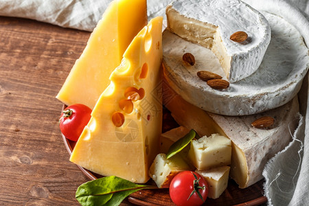 美食营养近身的奶酪板上面有不同种类的奶酪来做餐桌上的开胃奶酪榛子图片