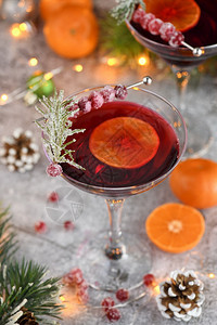 伏特加新鲜的Goblet与cranberryMargarita与糖果红莓迷迭香和橘子鸡尾酒圣诞派对完美鸡尾酒图片