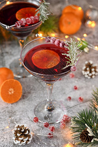 酒精宴会新的Goblet与cranberryMargarita与糖果红莓迷迭香和橘子鸡尾酒圣诞派对完美鸡尾酒图片
