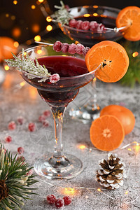 补品一种喜庆的Goblet与cranberryMargarita与糖果红莓迷迭香和橘子鸡尾酒圣诞派对完美鸡尾酒图片