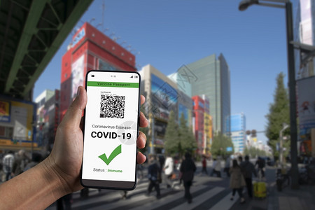 日本街道二维码免疫旅行者持有苗护照以显示COVID19疫苗接种状态在冠大流行期间国际旅需要数字健康旅行者持有疫苗护照以显示疫设计图片