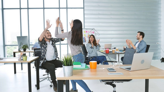 幸福团队合作工完成后在会议室多样化中人们快乐的瞬间一起共舞在公司里大家一起跳舞来欢乐和快的一瞬间舞蹈在办公室工作完事后商业界人士图片