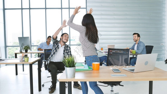 沟通有创造力的完毕工作成后在会议室多样化中人们快乐的瞬间一起共舞在公司里大家一起跳舞来欢乐和快的一瞬间舞蹈在办公室工作完事后商业图片