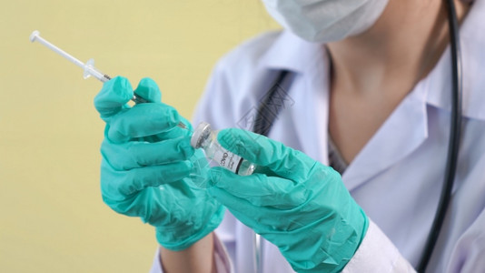 在制药流感熟练医生在注射covid19和冠状疫苗接种中心服务概念前精制