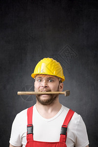 笨蛋水暖你自己疯狂建筑工人的胡思乱想一副疯狂建筑工人的肖像他用锤子敲的嘴图片