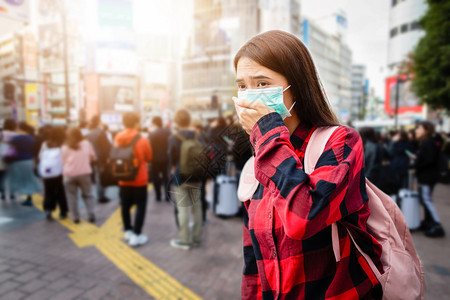 城市里戴口罩预防感染的女性图片