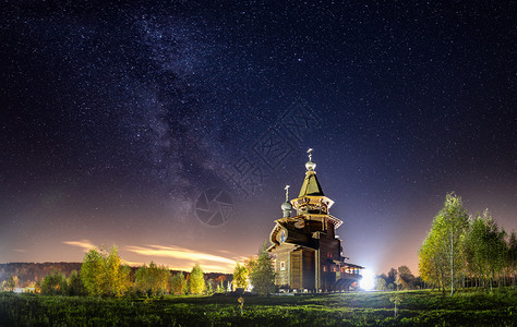星座宁静俄罗斯SergievPosad附近的瀑布格里米奇附近有一座在星空下的木制正统教堂广角图片