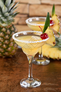柠檬与新鲜菠萝汁结合龙舌兰酒是鸡尾总有美味的道和香盛宴自制朗姆酒图片