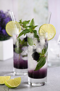 含果子的黑莓莫吉托玻璃中含有果汁水机非酒精鸡尾和新鲜的有机盛宴图片