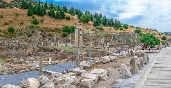 内置在土耳其古代埃弗索斯老的苏城市位于土耳其阿戈拉州附近的古董埃弗索斯市普里塔尼奥废墟中在土耳其古代埃弗索斯普里塔尼奥遗址上一个图片