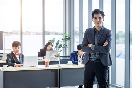 成功公司执行的年轻亚洲商人与幸福工合作办公室会议里有不同别的亚洲工商界人士集团成员之间的愉快工作伙伴商业成人技图片