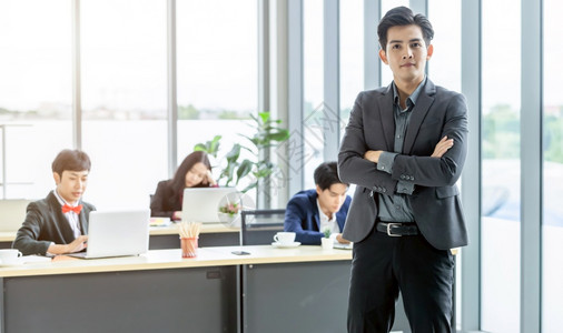 员工年轻的成功公司执行的年轻亚洲商人与幸福工合作办公室会议里有不同别的亚洲工商界人士集团成员之间的愉快工作伙伴图片