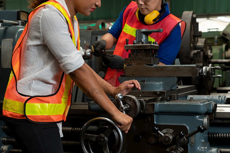 安全植物在工厂车间使用机器设备的熟练工人组业和程员技术概念在工厂车间使用机器设备的熟练工人组oopicapi图片