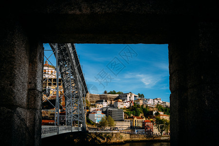 水杜罗河上葡萄牙波尔图CaisRibeira的DomLuisI桥框架葡萄牙波尔图杜罗河上桥框架历史城市图片