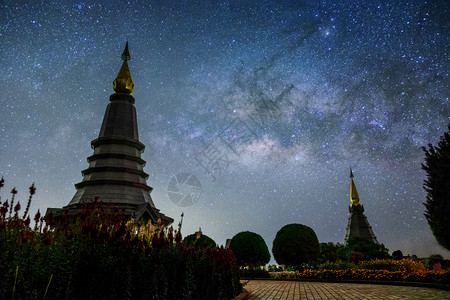 景观惊人的在泰国Nabhamethanidol和Nabhapolbhumisiri的塔上图片