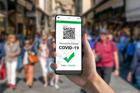 应用旅行者持有疫苗护照以显示COVID19疫苗接种状态在冠大流行期间国际旅需要数字健康旅行者持有疫苗护照以显示疫苗接图片