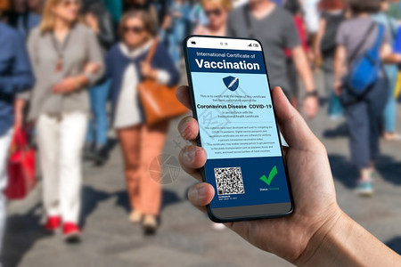 安全技术旅行者持有疫苗护照证书以显示COVID19疫苗接种状态在冠大流行期间国际旅需要数字健康证书旅行者持有疫苗护照证书以显示疫图片