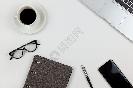 现代单工作空间顶视距笔咖啡智能电话眼镜白色背景的笔记本电脑复制空间家庭自由职业者平面桌呆在家里的概念黑色时髦最小图片