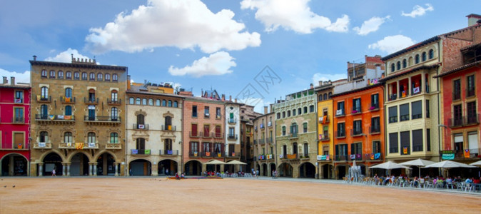西班牙加泰罗尼亚西班牙加泰罗尼亚和维克的广场市长在阳光明媚游客满天的西班牙加泰罗尼亚城市主要的奥索纳图片