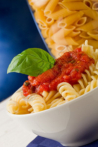 比谢尔照片美味的意大利面和蓝底番茄酱新鲜的壁画图片
