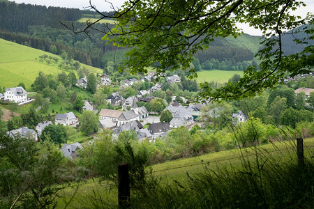 风景优美施马伦贝格绍尔兰德国Sauerland地区靠近温特贝格的一个小村庄有草地山丘和树木的全景形象图片