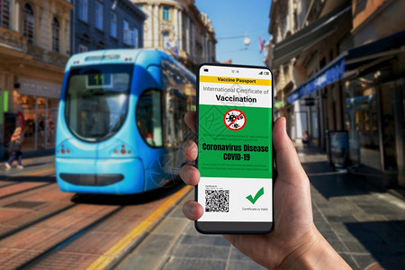 冠状旅行者持有疫苗护照证书以显示COVID19疫苗接种状态在冠大流行期间国际旅需要数字健康证书旅行者持有疫苗护照证书以显示疫苗接图片