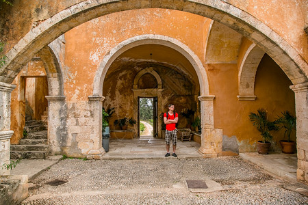 旅行希腊语干尼亚2013年5月在希腊克里特岛干尼亚地区的Tsagaroli的AgiaTriada修道院2013月在希腊克里特岛的图片