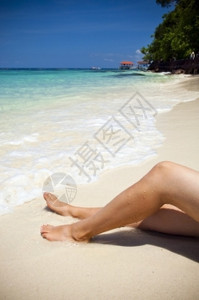 妇女在美丽的热带沙滩上休息图片