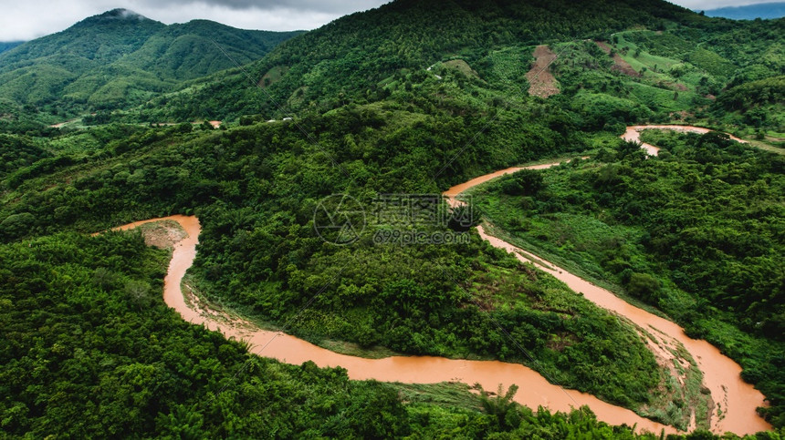 泰国缅甸边境环气候变化天概念等附近农村景点的气候变化和象概念地貌与雨季滑坡相交而溢出的小溪洪水森林力量图片