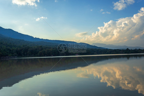 夏天季节在泰国清迈日落黄昏时怀忠涛水库与山林的景象泰国清迈屯图片