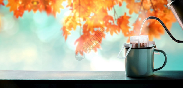 筛选喝浇注将水从基特尔流到即时咖啡桶里模糊的MampleLeaf树背景来享受秋和季咖啡图片