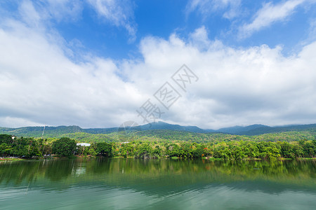 季节泰国安高清迈大学蓝天空背景的山地森林含水库蓝天背景泰国昂庆清迈大学云风景图片