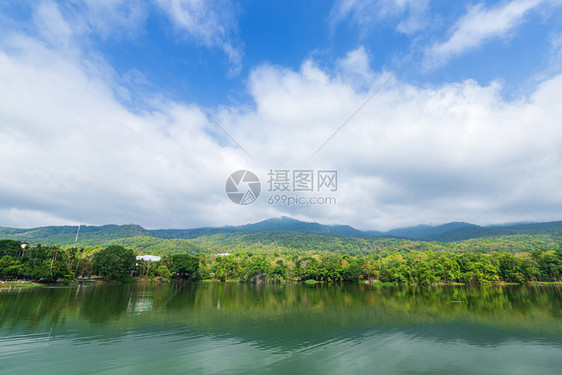 季节泰国安高清迈大学蓝天空背景的山地森林含水库蓝天背景泰国昂庆清迈大学云风景图片