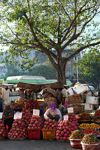 隆城市2017年清晨在越南ChoLon的龙果市场在越南户外农民市场举行水果篮子展示会单位croLon早期的图片