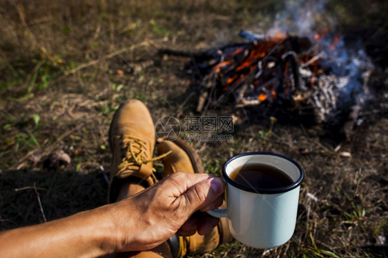 男人拿着杯子咖啡营火冒险旅行图片