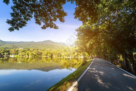 绿色Ashalt黑色灰道路地貌在安高清迈大学自然林森中湖面的观察山见蓝天与白云的春光背景街道土地图片