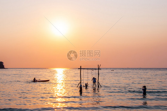 泰国Kohkood岛Trat地区日落时旅游者在水海玩耍太阳假期游客图片